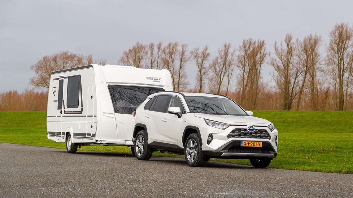 Toyota-RAV4-exterieur-driekwart-links-voor-met-caravan